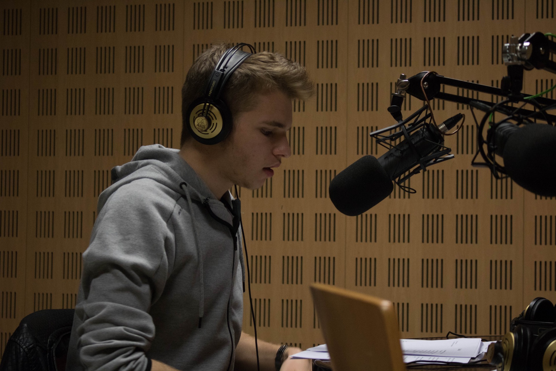 Locución "Las Sombras de la Historia"